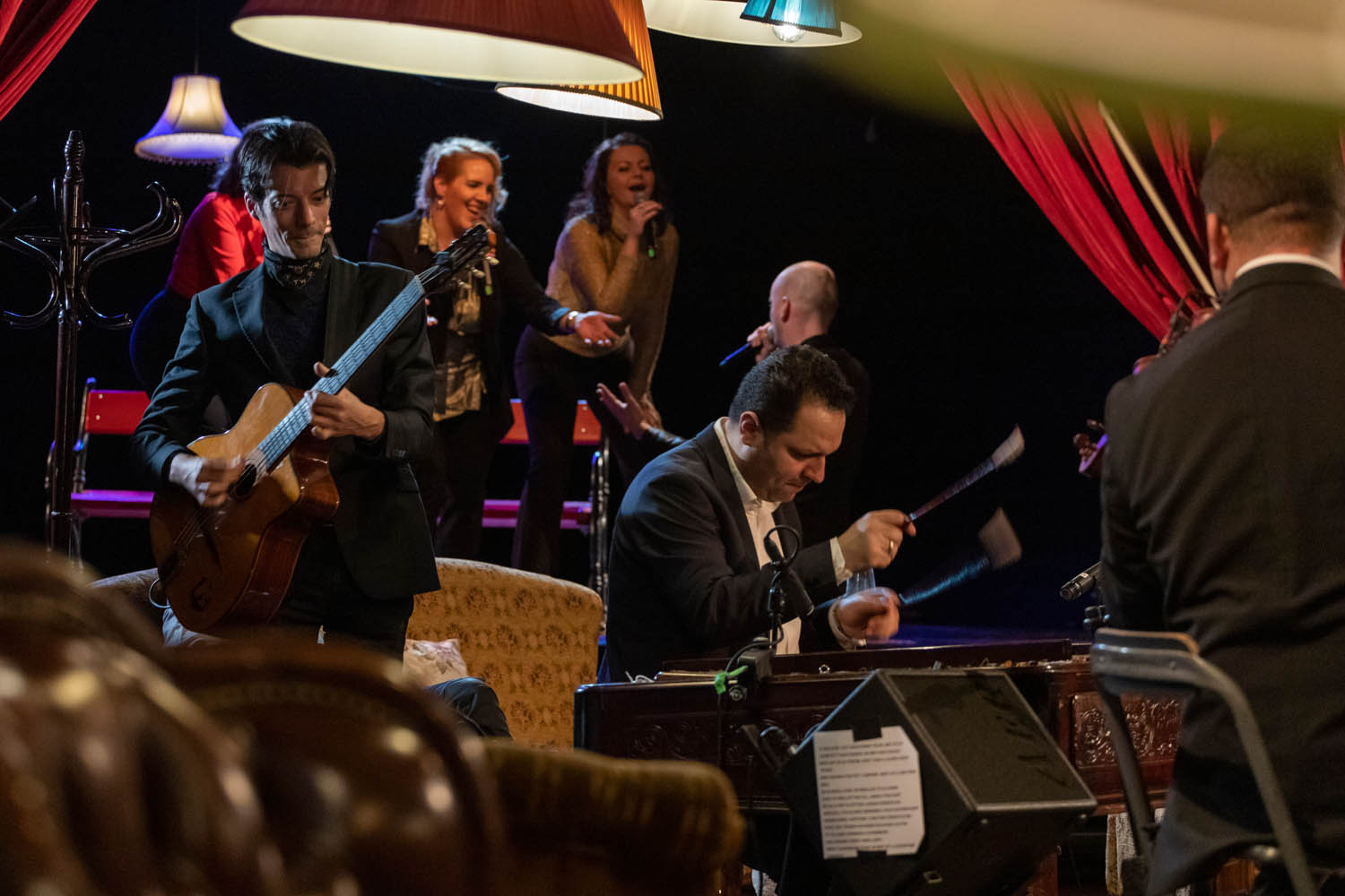 Lépő Annamária és Osztotics R. Szandra fotósuli hallgatói