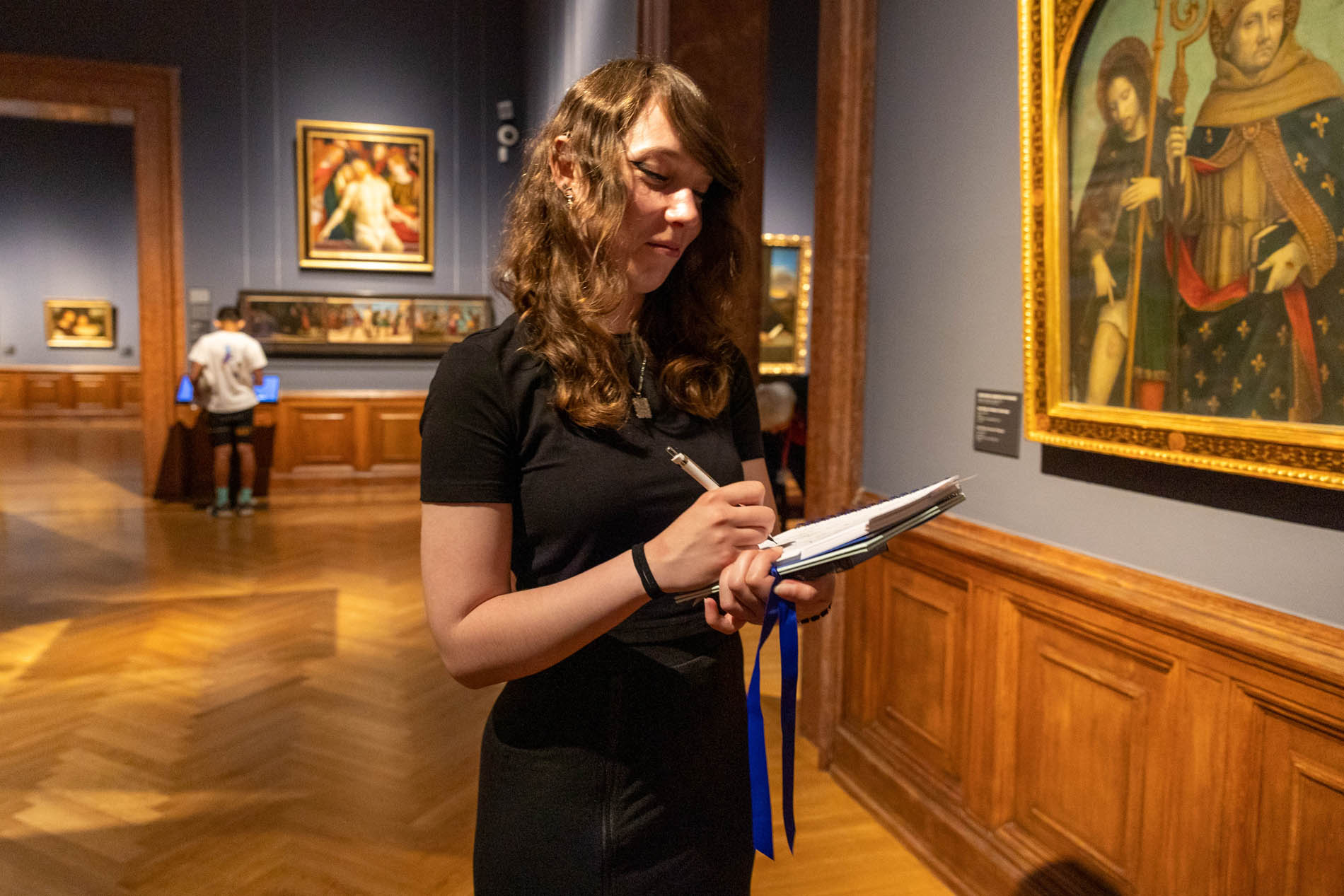 Motívumokat gyűjtő grafikus lány